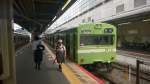 EMU 103 als Nahverkehrszug (Local) von Kyoto nach Joyo wartet auf seine Abfahrt.