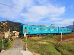 Bahnübergang vor dem heiligen Berg Miwa, den man nur mit Bewilligung des örtlichen Schreins betreten darf und der mit seinen klaren Quellen und urtümlichen Pflanzen seit Jahrtausenden verehrt wird. Zug KUMOHA 105-510 + KUHA 104-510, zwei alte Wagen der ehemaligen Staatsbahn für die U-Bahn in Tokyo. 7.November 2018 