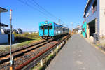 Friedliche November-Stimmung in Japan, mit Lokalzug aus einstigen U-Bahnwagen (Steuerwagen KUHA 104-502 + Motorwagen KUMOHA 105-502) in Miwa, südlich von Nara.