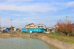 Friedliche November-Stimmung in Japan: Der Lokalzug aus einstigen U-Bahnwagen (Motorwagen KUMOHA 105-514 hinten + Steuerwagen KUHA 105-4, bei dem man noch deutlich die alte Stirnfront mit der