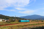 Friedliche November-Stimmung in Japan: Der Lokalzug (Motorwagen KUMOHA 105-514 + Steuerwagen KUHA 105-4) aus einstigen U-Bahnwagen in Miwa, südlich der Stadt Nara.