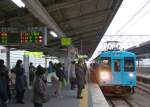 Serie 105 - mit dem Regionalzug durch die Dörfer im Herzen Japans: Aus dem Morgennebel heraus erscheint der einstige Tokyo-S-Bahnwagen KUMOHA 105-512. Die Menschen wollen fast alle in die grossen Städte Kyoto oder Osaka. Tenri, 3.Dezember 2012.  