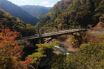 Die Haltestelle Hozukyô an der Strecke von Kyôto ins Hinterland. Ein S-Bahnzug Serie 221 fährt tief ins Gebirge Richtung Japanisches Meer. 8.November 2018 