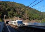 Die Haltestelle Hozukyô an der Strecke von Kyôto ins Hinterland. Früher schlängelte sich die Bahnlinie von Kyôto aus ins Gebirge tief durch die Schlucht dem Fluss entlang. Heute führt die Linie hoch oben schnurgerade durch Tunnels und kommt nur ganz kurz hier in Hozukyô ans Tageslicht, um gleich wieder im Dunkeln zu verschwinden. Gerade fährt S-Bahnzug Serie 221 (Nr. 66) in die Haltestelle Hozukyô ein. 8.November 2018 