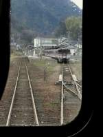 KIHA 181: Der ostseitige Endwagen eines  Hamakaze -Zuges; KIHA 181-42 in Satsu am Japanischen Meer, 27.Februar 2009.