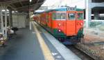Serie 111 u.113 auf der Sanyô-Magistrale: Dieser 4-Wagenzug mit Steuerwagen KUHA 111-5704 pendelt zwischen den Städten Okayama und Aioi.