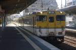 Einfahrt eines Nahverkehrszuges von Hiroshima nach Iwakuni in Itsukaichi (16.09.2013)