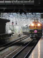 Einfahrt des JR Twilight Express (トワイライトエクスプレス), einem der Nachtzge Japans, auf Gleis 0 in JR Kyoto Station.Der Zug