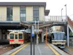 Serie 105 (4-türig): Der Bummelzug durch die kleinen Dörfer im Hinterland der Stadt Nara ist in Takada angekommen, jetzt heisst es Umsteigen auf den Eilzug nach Osaka (Zug 221-21).