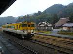 Im äussersten Westen der japanischen Hauptinsel Honshû: Der Einzeltriebwagen KIHA 40 2071 in Tsuwano an der Yamaguchi-Linie hinüber ans Japanische Meer.