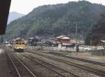 Der Dieseltriebwagen KI-HA 40 2072 steht in Yamaguchi ganz im Westen der japanischen Hauptinsel Honshû und wartet auf betriebsamere Tageszeiten.