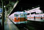 Serie 111 u.113 - Eilzüge im Kansai-Gebiet: Für Dienste östlich von Osaka und um die Stadt Nara herum erhielten mehrere Züge einen Anstrich weiss mit rotem Band, welches den
