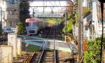 Mit der neuen Serie 1000 der Inokashira-Linie nach Tokyo hinein: Der rosarote Zug Nr. 24 (Endwagen 1774) in Tokyo-Kugayama an einem der zahlreichen Bahnübergänge mit den charakteristischen dünnen Schranken (ursprünglich Bamusrohre). 25.November 2009. 