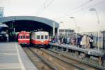 Fremde Züge auf der Keikyû-Linie: Schon lange gelangen Züge der Städtischen U-Bahn Tokyo (Asakusa-Linie) auf die Strecken des Keikyû-Konzerns. Im Bild vom 15.Februar 1980 stehen im Keikyû-Bahnhof Shinagawa links ein alter Keikyû-Zug (Nr.1017, Serie 1000 Erste Generation) und rechts Zug 5017 der Städtischen U-Bahn Tokyo nebeneinander. Der U-Bahnzug gehört zu der ab 1960 gebauten Serie 5000, die bis 1995 ausgemustert wurde. 