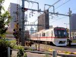 Fremde Züge auf der Keikyû-Linie: Auf der Keikyû-Stammstrecke südlich von Shinagawa kommt Zug 5324 der Städtischen U-Bahn Tokyo (Asaskusa-Linie) entgegen.