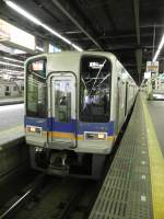 Series 2000 Rapid Express der privaten Nankai-Gesellschaft auf der Kōya Line von Osaka-Nankai nach Gokurakubashi von wo aus man Anschluss an das Cablecar nach Mount Koya hat.