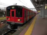 Odakyū Series 1000 EMU bei der Einfahrt im Bahnhof von Odawara aus Hakone-Yumoto.