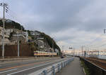 Die S-Bahn im Kansai-Gebiet, Sanyô Strecke der Inlandsee entlang westlich von Ôsaka. Ein normalspuriger Zug (Nr. 3618) des Sanyô-Konzerns bei Shioya zwischen Kôbe und Akashi. Rechts die beiden JR-Strecken, am Wasserrand die für Züge mit Halt an allen Stationen, daneben die für schnelle Züge. 6.November 2018 