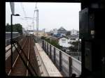 Tôbu-Konzern, Daishi-Linie - eine der kürzesten Bahnlinien Japans: Blick durch die verglaste Führerstandrückwand des Wagens 8665 auf die Strecke.