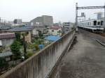 Tôbu-Konzern, Daishi-Linie - eine der kürzesten Bahnlinien Japans: Ausfahrt des Zuges (Wagen 8565+8665) aus dem Bahnhof beim Daishi-Tempel; in 2 Minuten wird er wieder in Tokyo-Nishi Arai