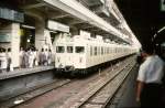 Tbu Serie 8000, der klassische Tbu-Lokalverkehrszug: An einem der beiden grossen Ausgangsbahnhfe des Tbu-Konzerns in Tokyo fhrt Zug 8181 ein.