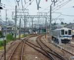 Tôbu Serie 8000, der klassische Tôbu-Lokalverkehrszug mit Längssitzen: Auf der Fahrt nach Tokyo begegnet Zug 81 109 (mit Endwagen 84 109) im Abstellgleis von Sakado. Da alle japanischen Bahnen Hoch-Bahnsteige zum ebenerdigen Einsteigen besitzen, muss im Abstellgleis für den Wagenführer eine kleine Plattform zum Ein- und Aussteigen hingestellt werden, wie auf dem Bild gut zu erkennen. 24.Juni 2011. (Aufnahme durch die verglaste Führerstandrückwand eines Zuges)