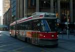 22.06.2014 - Toronto - Straßenbahn 501 im Financial District unterwegs Richtung Humber