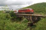 Einer von unzähligen schönen Fotostandorten im Kosovo ist diese Brücke bei Uje Mire (srb.: Dobra Voda) an der Strecke nach Peja (srb.: Pec). Lok 005 setzte sich hier am 25.04.14 angemessen in Szene.