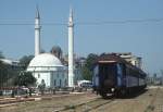 Nachschuß auf den Intercitiy von Skopje nach Fushe Kosove/Kosovo Polje, der mit Lok 008 am 14.05.2009 den Bahnhof Ferizaj/Urosevac verläßt.