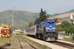 2044 028 mit Regionalzug 5503 Perkovic-Split auf Bahnhof Kaštel Stari am 17-5-2015.

