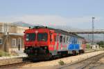 7122 010 mit Regionalzug 5526 Split-Kaštel Stari auf Bahnhof Solin am 19-5-2015.