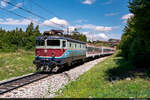 Die HŽPP 1141 301 ist mit ihrem aussergewöhnlichem Farbkleid unterwegs am 08.08.2021 als Mittags-Regionalzug in Richtung Rijeka und konnte hier bei Hreljin aufgenommen werden.