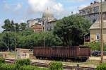 Impressionen aus Pula: Die scheinbaren Standard-Gterwagen im Bahnhof von Istriens Hauptstadt hatten landwirtschaftliche Abflle geladen und wurden von einem Eisenbahner per Hand und Schubkarren (!)