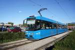 Kroatien / Straßenbahn Zagreb / Tramvaj Zagreb / Zagrebački Električni Tramvaj (ZET): Končar / TŽV Gredelj TMK 2100 - Wagen 2102, aufgenommen im Oktober 2017 in der Nähe der Haltestelle  Autobusni Kolodvor  im Stadtgebiet von Zagreb.