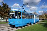 Kroatien / Straßenbahn Zagreb / Tramvaj Zagreb / Zagrebački Električni Tramvaj (ZET): Tatra Tatra KT4tYU (KT4YU) - Wagen 351, aufgenommen im Oktober 2017 an der Haltestelle  Borongaj  im Stadtgebiet von Zagreb.