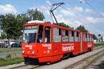 Kroatien / Straßenbahn Zagreb / Tramvaj Zagreb / Zagrebački Električni Tramvaj (ZET): Tatra KT4YU - Wagen 327, aufgenommen im Juni 2018 in der Nähe der Haltestelle  Borongaj  im