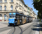 Ein Kaffee am Morgen vertreibt Kummer und Sorgen. Der Tatra T4YU Triebwagen ZET 481 sowie der Beiwagen B4YU 854 wurden am 05. September 2023 auf der Linie 6 eingesetzt, hier zu sehen am  Trg Kralja Tomislava.