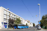 Mit dem Herbstfahrplan gibt es seit dem kroatischen Schulbeginn am Montag, dem 9. September 2024 ein paar Änderungen im Linienbetrieb bei der Straßenbahn in Zagreb, was den Wageneinsatz für gewisse Typen angeht. So sind die TMK201 mit ihren Beiwagen anstatt auf der Linie 2 nun mit zwei Kursen an Schultagen auf der Linie 12 vertreten. Am 11. September 2024 war Wagen 221 mit Beiwagen 712 unterwegs und ist hier in der Ozaljska ul. zwischen den Haltestellen Selska und Ljubljanica zu sehen. 