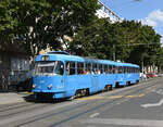 Der Tatra T4YU Triebwagen 472 war am 6. September 2023 gemeinsam mit dem Beiwagen 858 auf der Linie 4 eingeteilt, und wurde dabei von mir als Kurs 0413 auf der Ulica Kneza Branimira fotografiert. Nächster Halt Trg Kralia Tomislava.