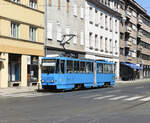 Vis-à-vis der Klinika za traumatologiju auf der Draškovićeva,  fotografierte ich am 12. August 2024 den Tatra KT4YU-Triebwagen 307 auf der Linie 8 als Kurs 0804 nach Zapruđe.