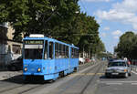 Sowohl der KT4YU TMK 347 als auch der Mercedes W 201 stammen beide aus den 1980ern. Während der Straßenbahntriebwagen am 6. September 2023 auf der Linie 9 nach Ljubljanica unterwegs war bleib mir das Ziel des Benz verborgen. Die Aufnahme entstand an der Ulica Kneza Branimira Ecke Petrijniska ulica.