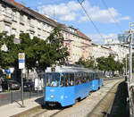 Der TMK 201 Triebwagen 224 sowie der Beiwagen 712 fuhren am Abend des 6. Septembers 2023 auf der Linie 2 von Savišće nach Črnomerec, und wurden dabei von mir in der Halstestelle Jagićeva fotografiert.