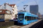 Straßenbahn Zagreb / Tramvaj Zagreb / Zagrebački Električni Tramvaj (ZET): TMK 2200, Wagennummer 2210 befährt die Ulica grada Vukovara. Aufgenommen im Januar 2013. 