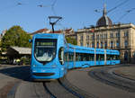 32 Meter lang sind die Crotrams TMK 2200, so auch der Triebwagen 2264 welcher am Morgrn des 11. September 2018 den König-Tomislav-Platz überquerte.