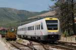 7123 001/7123 002 mit Regionalzug 5505 Perkovic-Split auf Bahnhof Kaštel Stari am 29-5-2015.