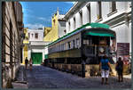 Mitten in einer Gasse in der Altstadt von Havanna wurde der Coche Mambi aufgestellt, ein um 1900 in den USA gebauter Salonwagen, der 1912 nach Kuba exportiert wurde. Er diente bis zur Revolution den kubanischen Präsidenten als Dienstreisewagen. (18.03.2017)