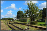 Im Bahnhof Gulbene treffen Breitspur und Schmalspur aufeinander. Ein alter Wagenkasten wurde als Lager umfunktioniert. (01.09.2024)