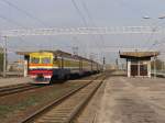 ER2T-7116-07R mit Regionalzug 6145 Skulte-Riga Pasazieru auf Bahnhof Riga Pasazieru am 30-4-2010.