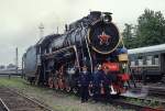 L-0312 (Achsfolge 1'E1') hat den Baltic-Express von Riga nach Valmiera befördert. Hier präsentiert sich die Lokmannschaft nach getaner Arbeit den Fotografen (06.06.1990).