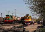 Bahnhof Rekzene in Lettland am 1.5.2012.
Rechts wartet DR 1AM 254 als Schnellzug nach Riga und links
hat gerade die rtliche Rangierlok 4276, eine sechsachsige Diesellok
aus tschechischer Produktion, vor einen Kesselzug gespannt, um diesen
zu rangieren.